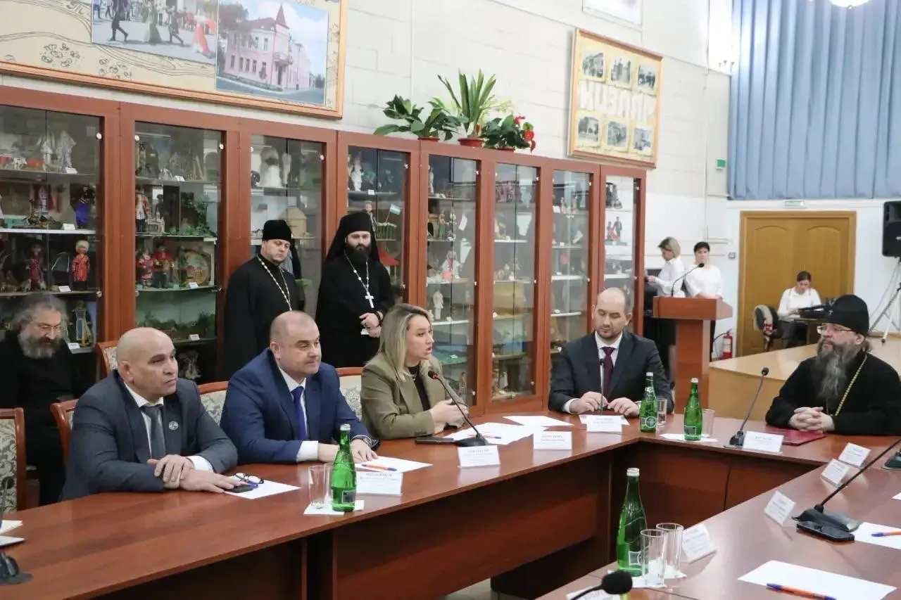 В Кизляре прошла конференция на тему «Вызовы современного общества и пути их преодоления на примере гармоничных взаимоотношений народов Дагестана»